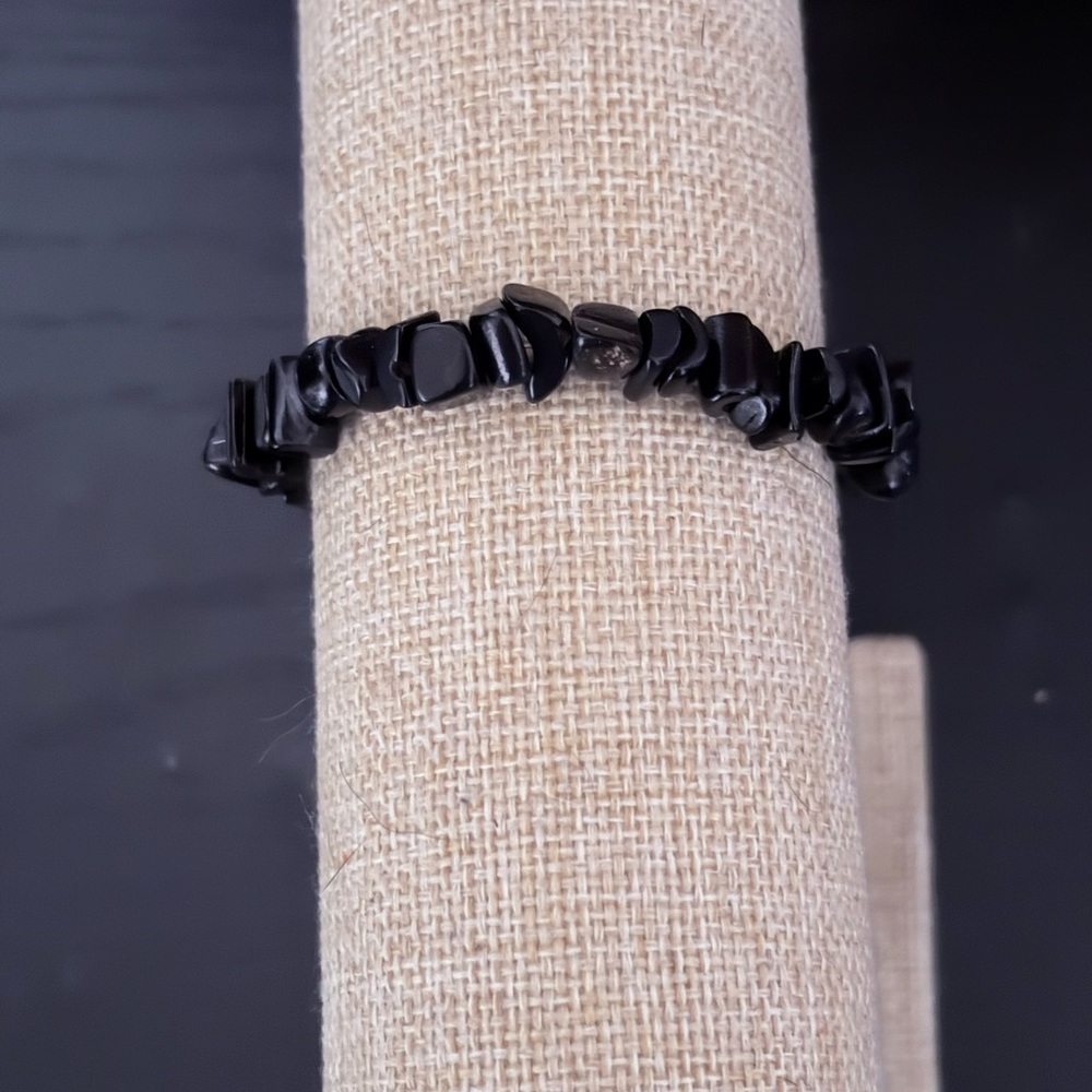 Handcrafted black gemstone chip beaded bracelet - Picture 2 of 4
